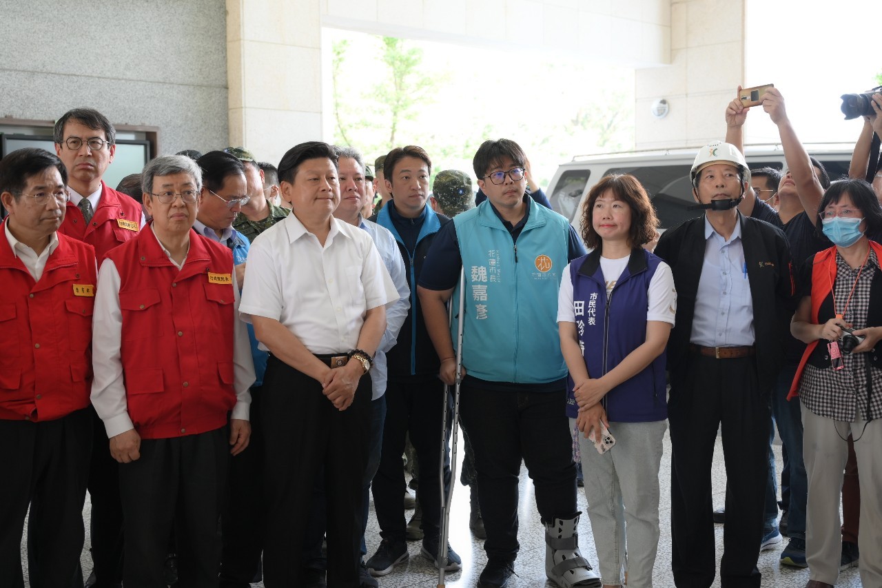 強震重創花蓮 魏嘉彥陪同陳建仁巡視災區