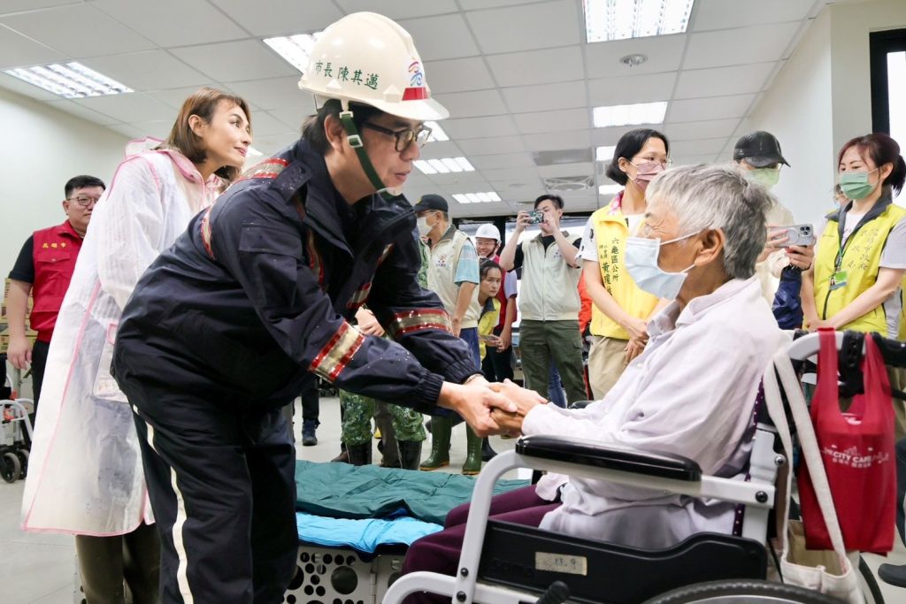 凱米颱風來襲高雄市長陳其邁前往桃源六龜進行視察掌握山區防颱物資整備關心居民預防性撤離情況 - 尚新聞 Sun News