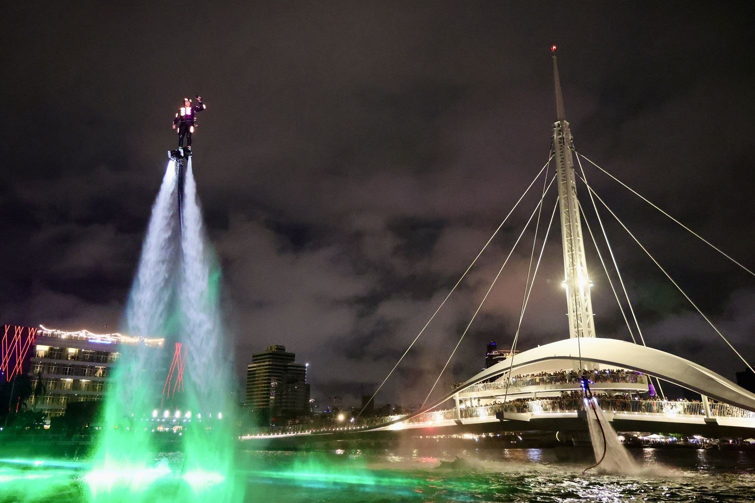 精采絕倫的法國水上飛板秀Flyboard Show運用大港橋美麗夜景打造專屬高雄的海空盛會