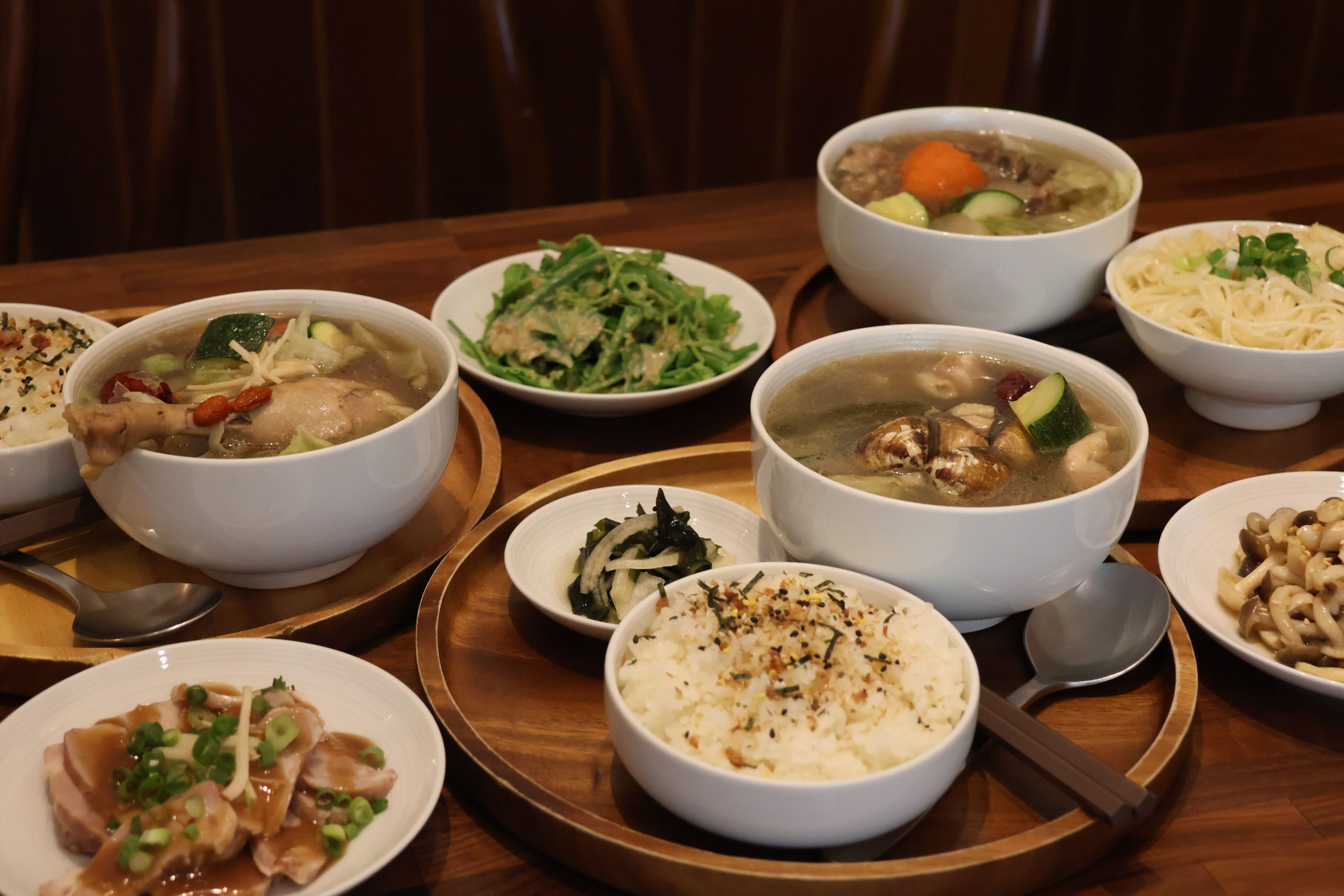 小燉食室以五種湯品為主打堅持原型原味取代火鍋料搭配爽口小菜口味老少咸宜無負擔