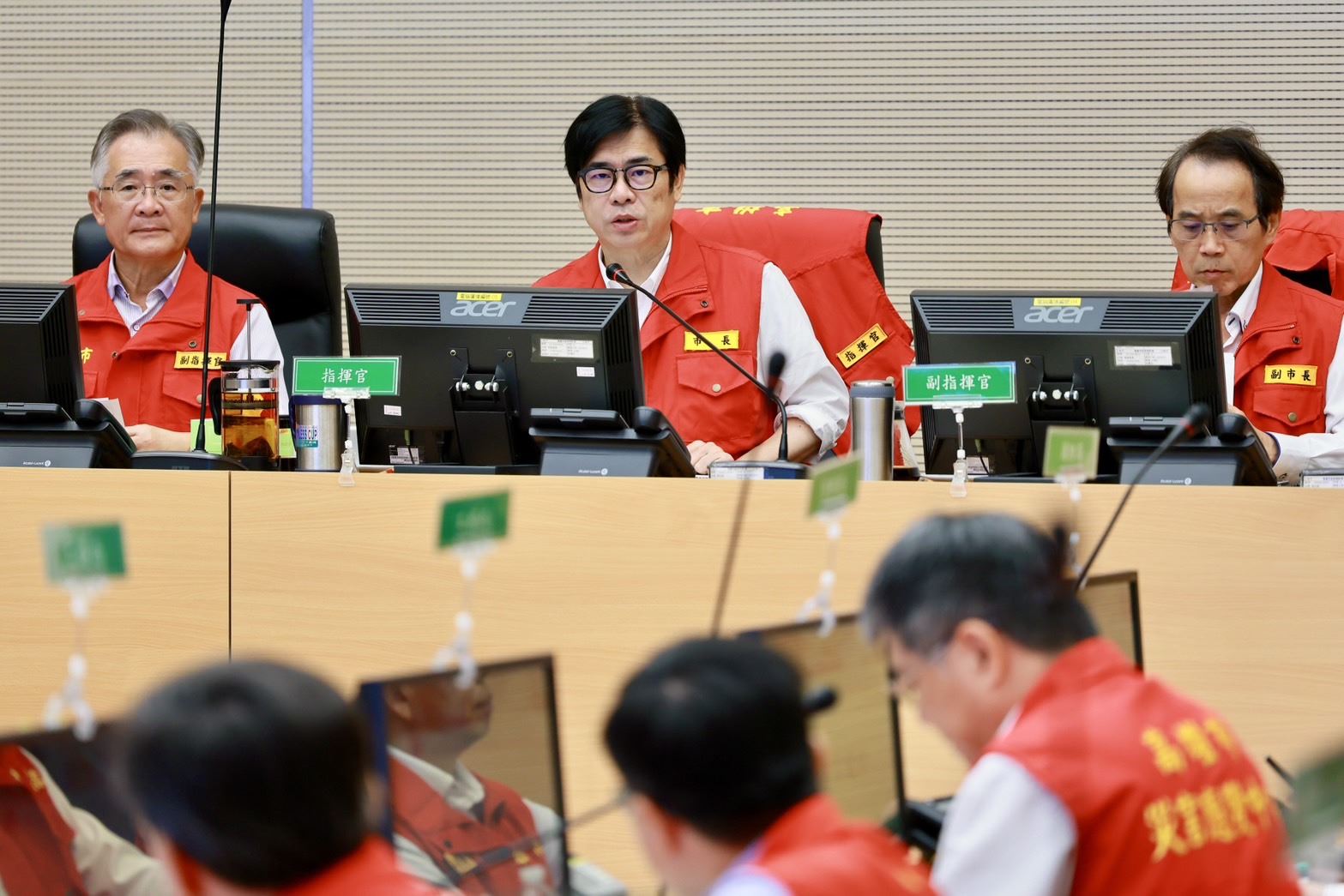 陳其邁於會中指示,各相關局處及各區公所務必做好防颱整備措施,務必確保民眾生命、財產安全,隨後並與行政院長卓榮泰視訊連線,說明高雄地區防颱整備情形。