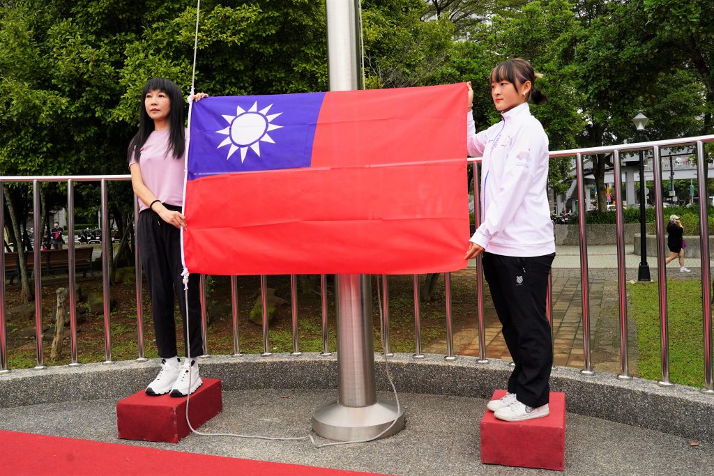 02今年淑君阿姨特別邀請滑輪金牌選手劉巧兮擔任升旗手 - 尚新聞 Sun News
